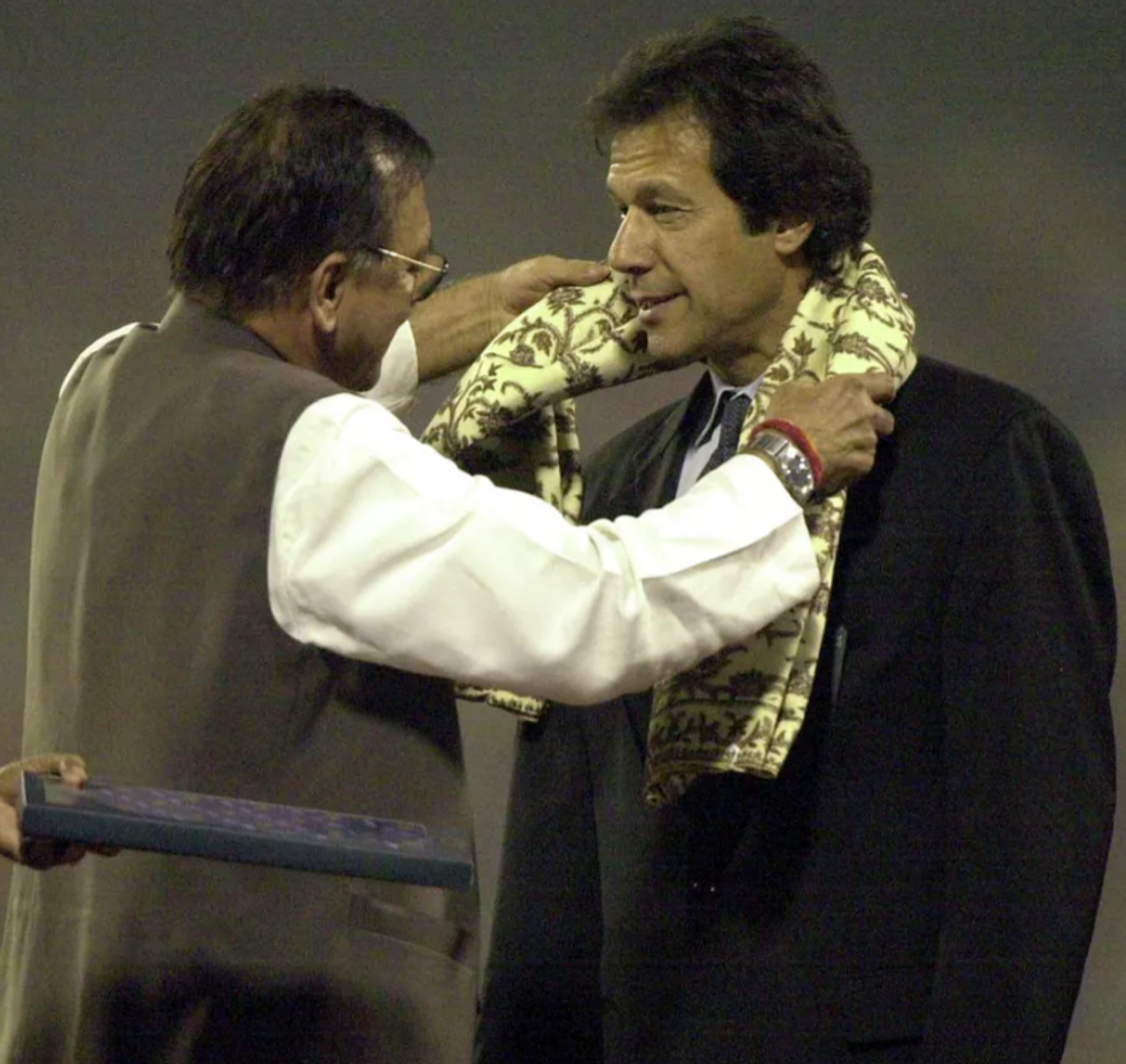 El ministro indio de Deportes, Sunil Dutt, a la izquierda, entrega un chal al ex capitán de críquet de Pakistán, Imran Jan, durante la felicitación a eminentes capitanes de críquet en Calcuta, India, el 13 de noviembre de 2004. - Sputnik Mundo, 1920, 09.08.2023