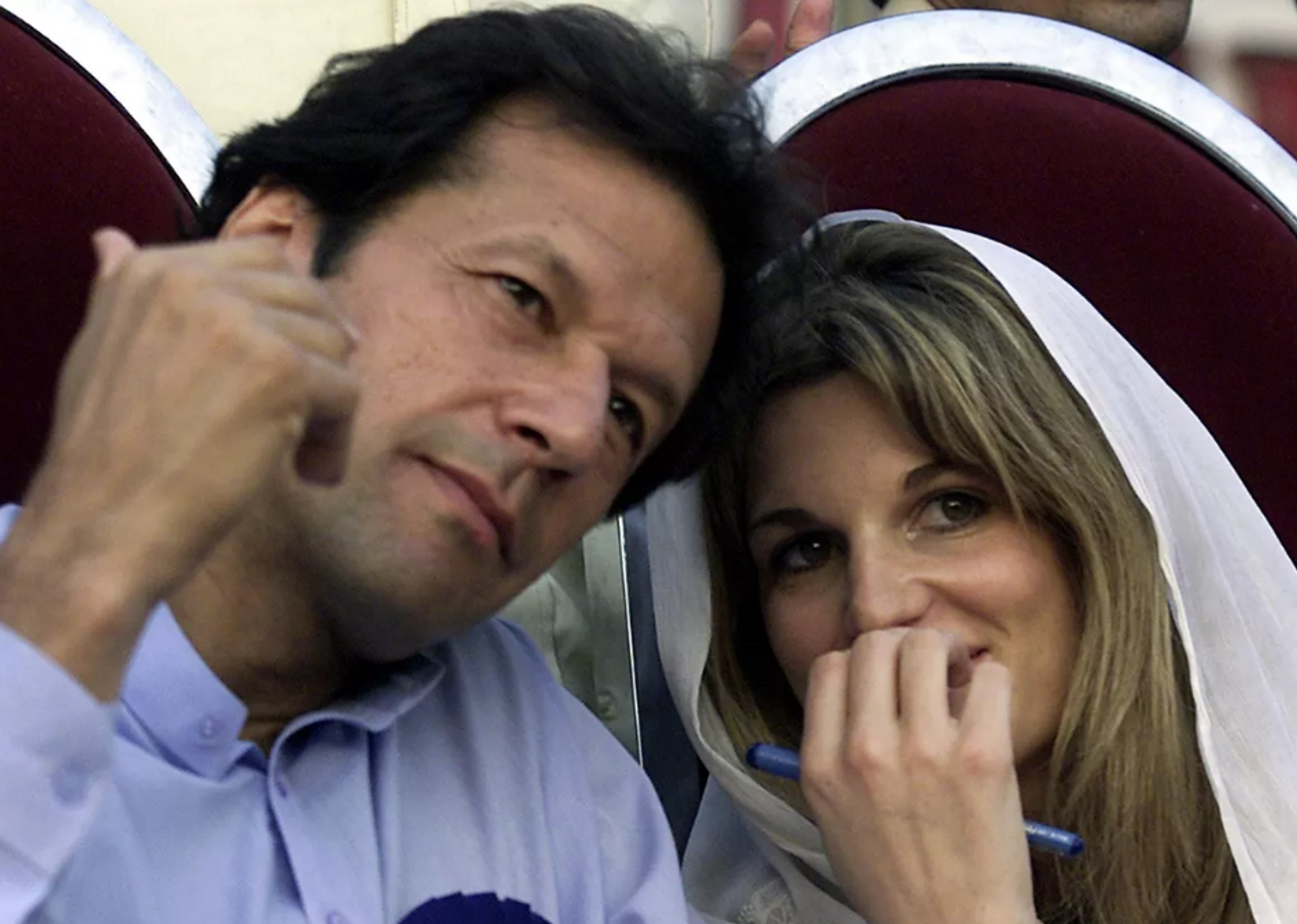 Imran Jan, entonces estrella del críquet pakistaní reconvertido en político, con su esposa Jemima Khan, en un mitin electoral en Islamabad, Pakistán, 2002. - Sputnik Mundo, 1920, 09.08.2023