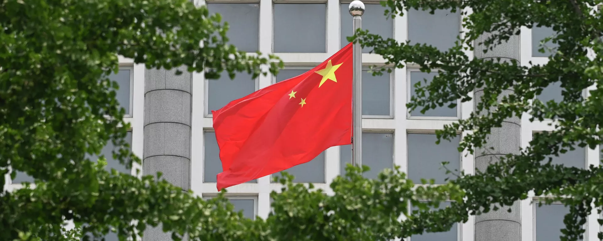 Una bandera china a las afueras del Ministerio de Asuntos Exteriores en Pekín - Sputnik Mundo, 1920, 02.06.2024