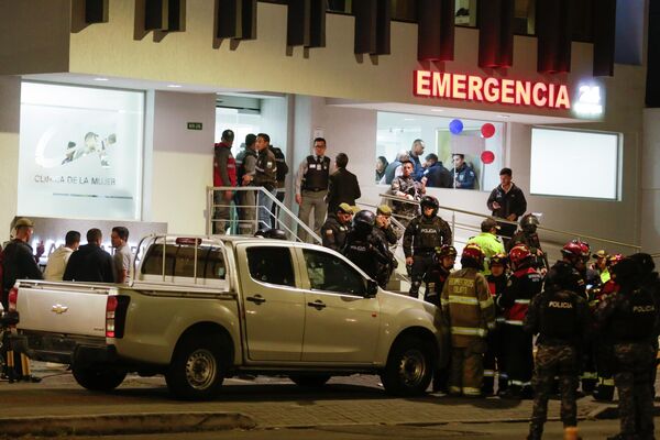 El candidato presidencial denunció las amenazas a las autoridades, lo que condujo a una detención. En la foto: policías en las inmediaciones del hospital de Quito, donde fueron trasladadas las víctimas del ataque al candidato presidencial. - Sputnik Mundo