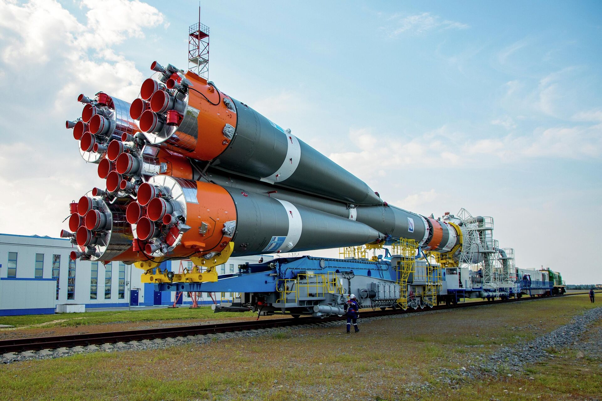 El cohete Soyuz-2.1b durante su entrega al complejo de lanzamiento del cosmódromo de Vostochni - Sputnik Mundo, 1920, 10.08.2023