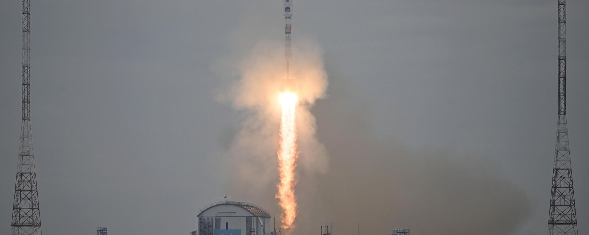El vehículo de lanzamiento Soyuz-2.1b con la estación Luna-25 despega desde el cosmódromo de Vostochni, Rusia - Sputnik Mundo, 1920, 11.08.2023