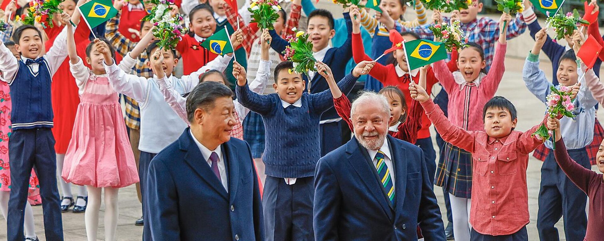 Los presidentes de China, Xi Jinping, y de Brasil, Luiz Inácil Lula da Silva, durante una reunión oficial en el Gran Palacio del Pueblo, Pekín, China, 14 de abril de 2023.  - Sputnik Mundo, 1920, 11.08.2023