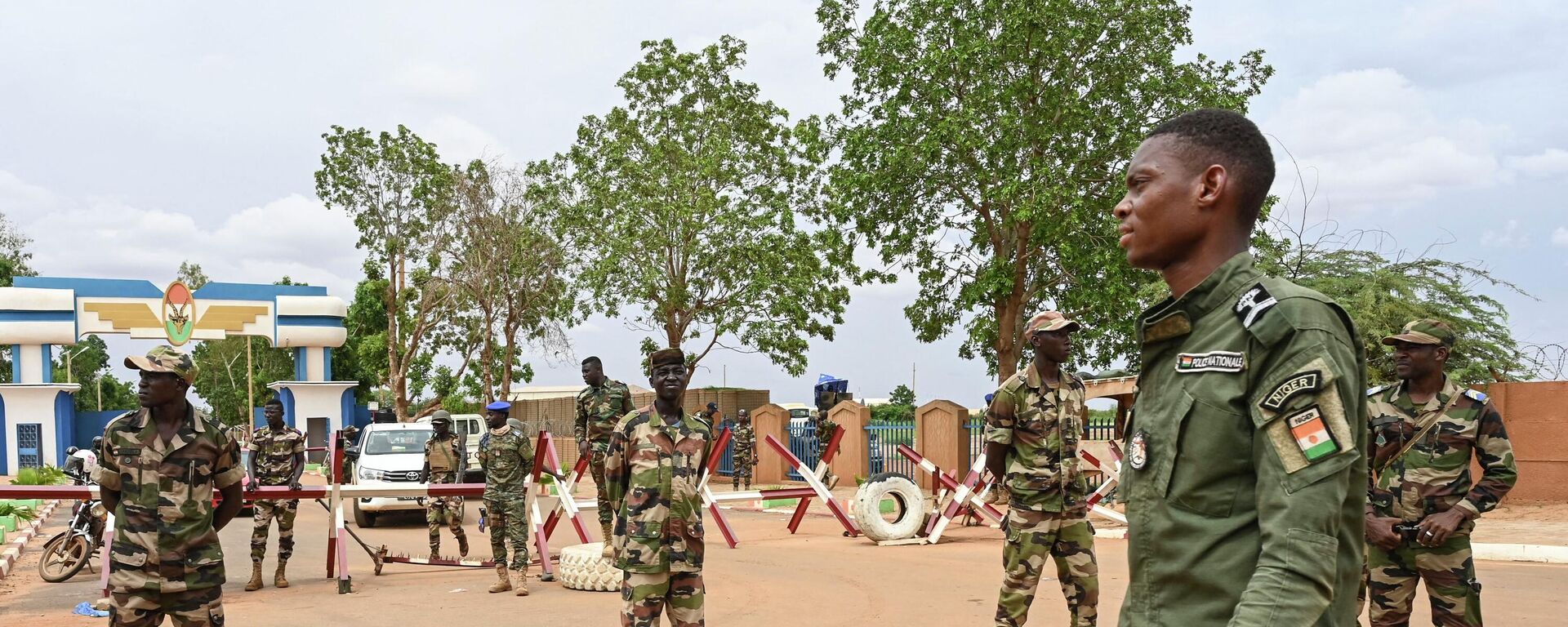 Tropas nigerinas en espera de una manifestación en Niamey cercana a una base aérea francesa - Sputnik Mundo, 1920, 13.08.2023