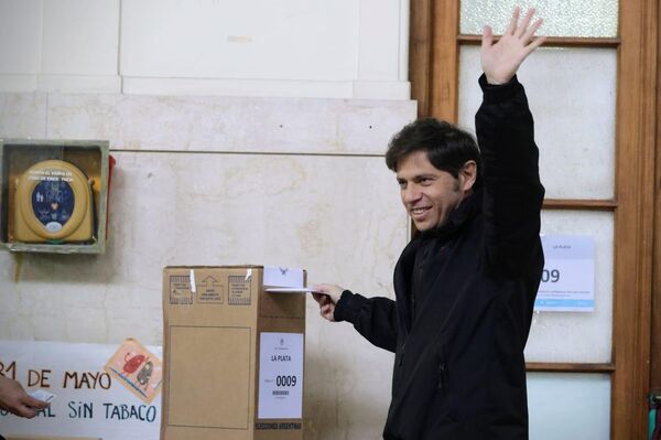El gobernador de la provincia de Buenos Aires Axel Kicillof votó en la ciudad de La Plata - Sputnik Mundo