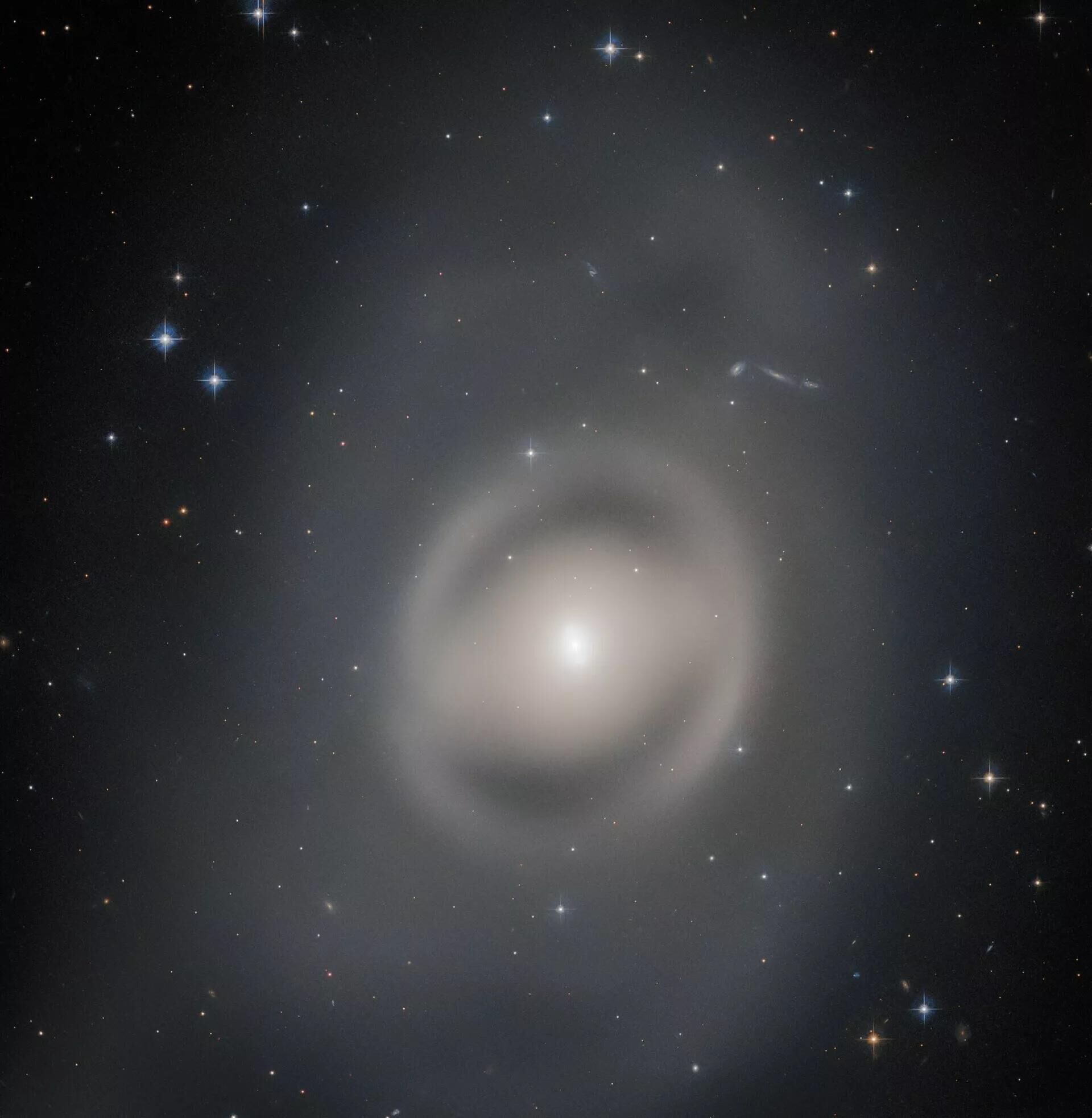 Galáxia lenticular NGC 6684
 - Sputnik Mundo, 1920, 14.08.2023
