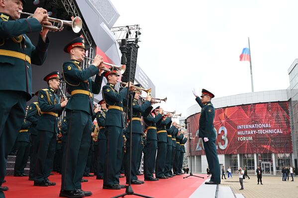 El IX Foro Técnico Militar Internacional Army 2023 se inauguró en el Centro de Congresos y Exposiciones Patriot, cerca de Moscú, el 14 de agosto.En la foto: una orquesta militar en la ceremonia de inauguración del foro. - Sputnik Mundo