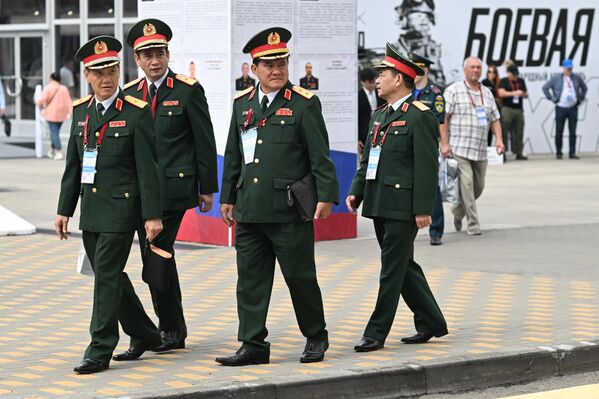 Oficiales del Ejército Popular de Liberación de China en el Foro Técnico Militar Internacional Army 2023, en el Centro de Congresos y Exposiciones Patriot. - Sputnik Mundo