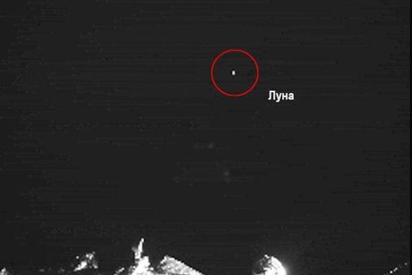 La imágen con la Luna al fondo transmitida por la estación rusa Luna-25 - Sputnik Mundo