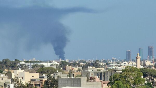 Humo en medio de enfrentamientos entre grupos armados afiliados al Gobierno de Unidad Nacional de Libia, con sede en Trípoli. - Sputnik Mundo