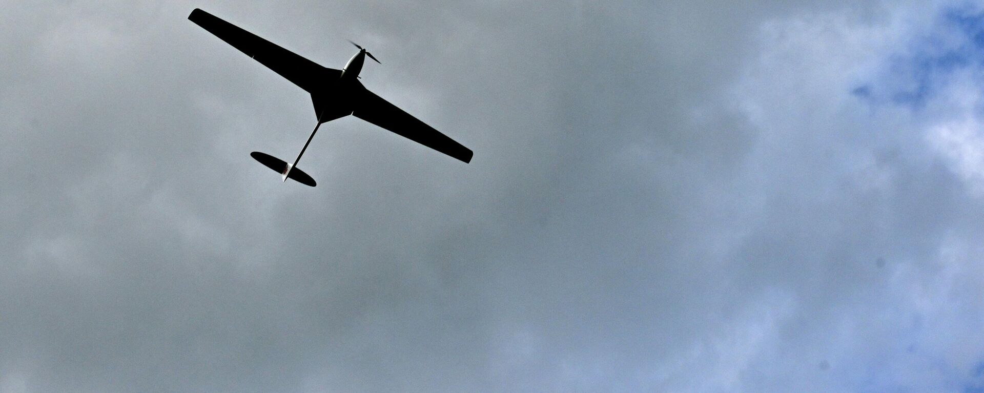Un dron es probado por las tropas ucranianas en agosto de 2023 en la región de Kiev.  - Sputnik Mundo, 1920, 26.02.2024