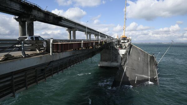 Trabajos de restauración en el puente de Crimea dañado por el atentado terrorista. Foto de archivo - Sputnik Mundo