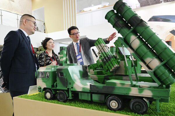 Una maqueta de equipo militar  de China en el Foro Técnico-Militar Foro Army 2023. - Sputnik Mundo