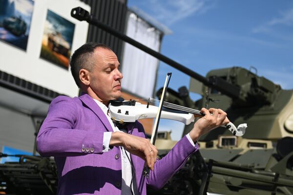 Un músico actúa en el Foro Técnico-Militar Foro Army 2023. - Sputnik Mundo