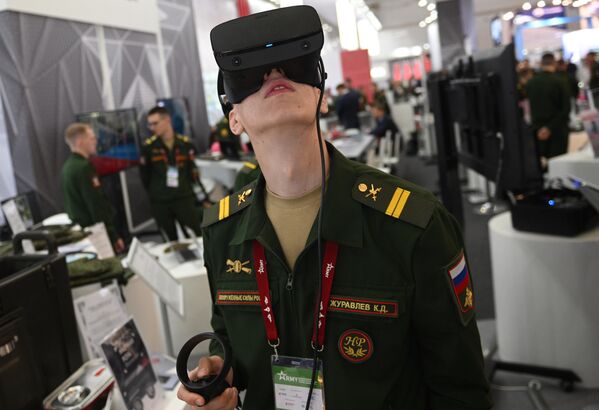Un militar ruso con gafas de realidad virtual en el Foro Técnico-Militar Foro Army 2023. - Sputnik Mundo