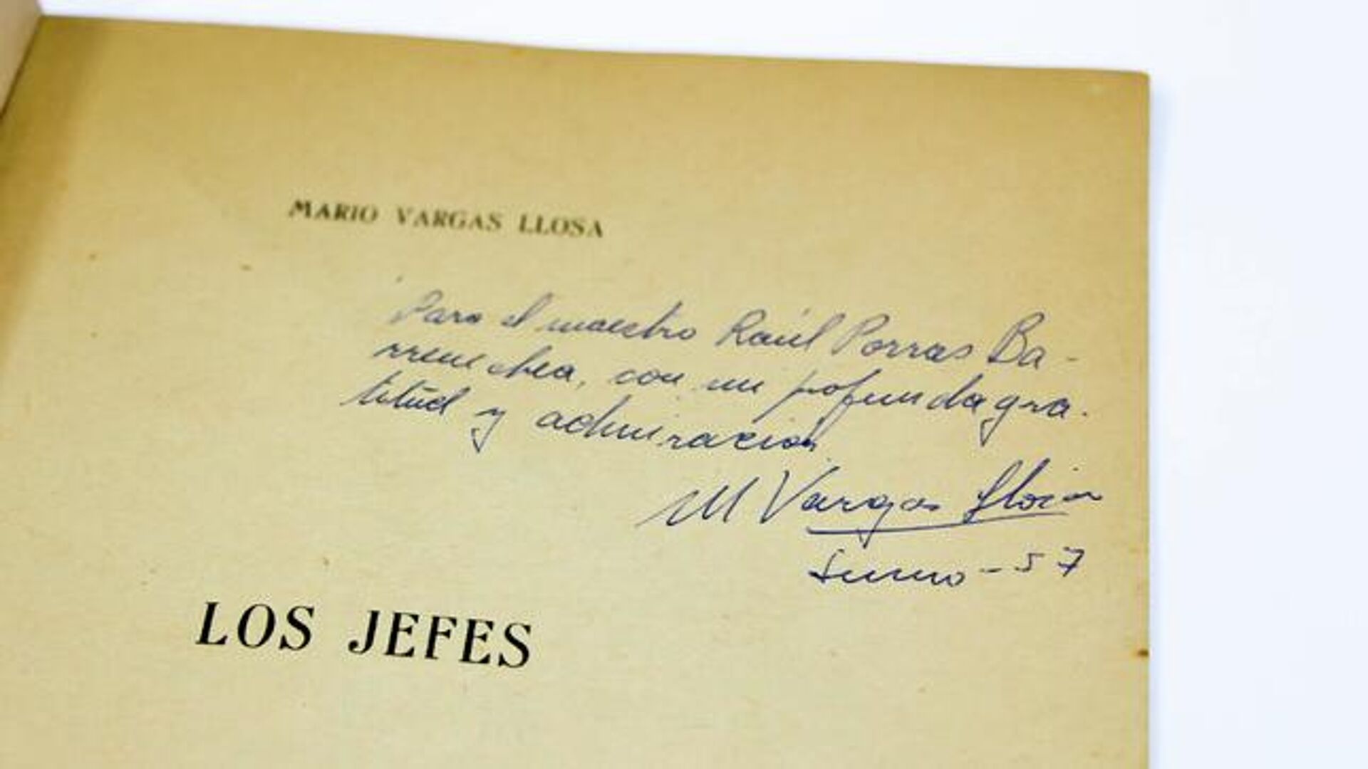 Primera edición de 'Los jefes' firmada por Mario Vargas Llosa - Sputnik Mundo, 1920, 16.08.2023
