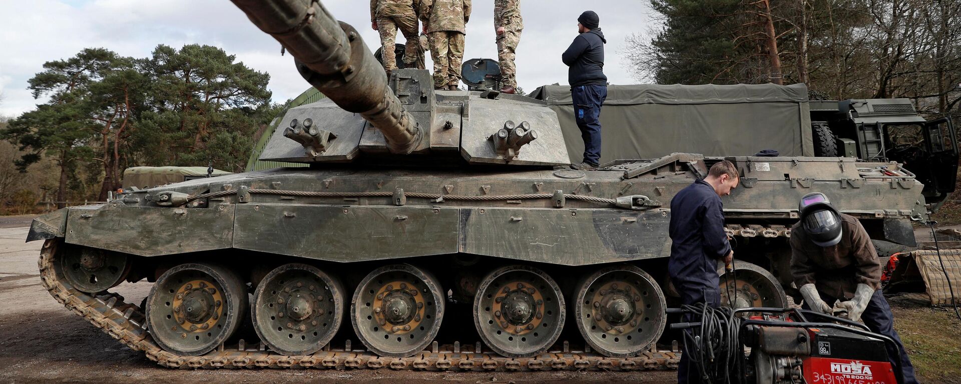 Soldados trabajan sobre un tanque Challenger 2 en Hampshire, el 14 de marzo de 2022.  - Sputnik Mundo, 1920, 18.08.2023