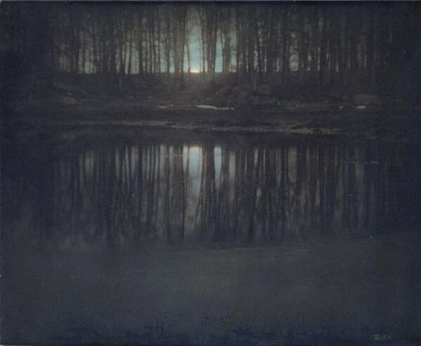 El lago a la luz de la luna (The Pond—Moonlight) es una imagen tomada en 1904 por el autor estadounidense Edward Steichen con la revolucionaria técnica del autocromo. Edward Steichen, uno de los artistas más influyentes de la historia de la fotografía, comenzó como pintor impresionista y captó el entorno natural del estado de Nueva York en esta imagen. En 2006, la fotografía se vendió en una subasta de Sotheby&#x27;s en Nueva York por 2,928 millones de dólares. - Sputnik Mundo