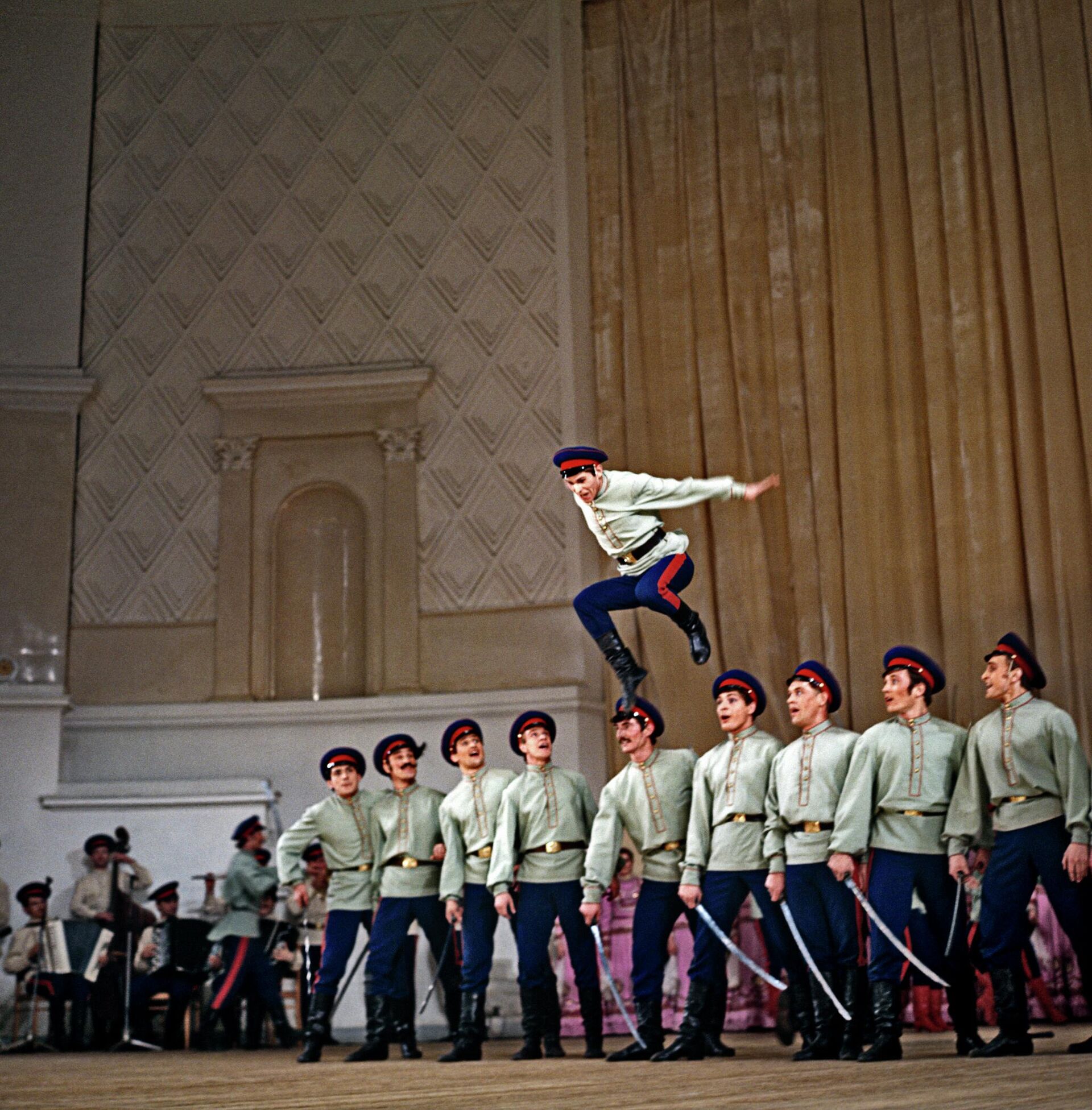 Cosacos de Don interpretan baile cosaco 'Kazachok' - Sputnik Mundo, 1920, 18.08.2023
