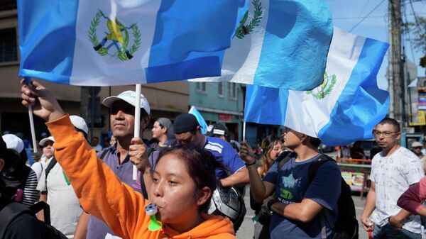 Manifestantes protestan frente al edificio de la Fiscalía General de Guatemala, en Ciudad de Guatemala, el 13 de julio de 2023 - Sputnik Mundo
