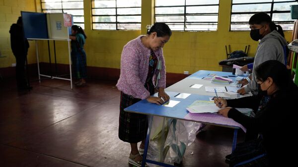 Una mujer vota durante las elecciones generales en Sumpango, Guatemala, el 25 de marzo de 2023 - Sputnik Mundo