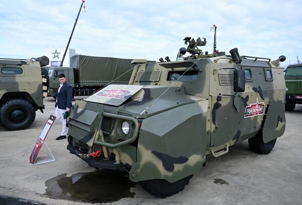 La versión del vehículo blindado Tigr-M con protección adicional está diseñada para proteger columnas de equipo militar en marcha, respaldar zonas de despliegue de tropas y realizar tareas de reconocimiento. - Sputnik Mundo