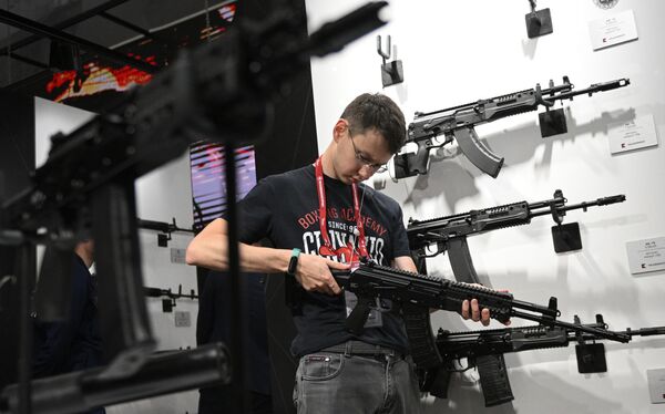 El Consorcio Kalashnikov presentó la versión del fusil de asalto AK-20 para los cartuchos 5,56 × 45 mm de la OTAN, que ha sido bautizado como AK-19. - Sputnik Mundo