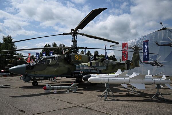 El helicóptero de ataque Ka-52M modernizado con el misil guiado polivalente Izdelie 305 (con el tapón rojo en la foto). - Sputnik Mundo
