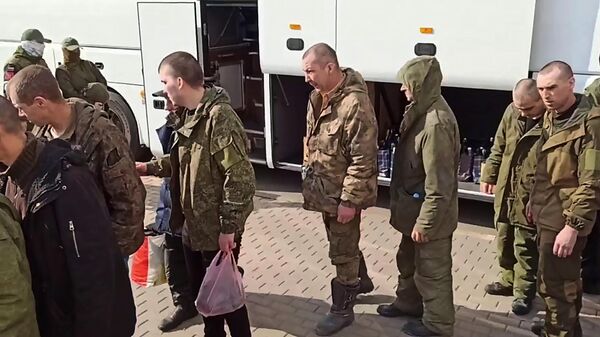 Militares rusos regresan del cautiverio en territorio controlado por Kiev - Sputnik Mundo