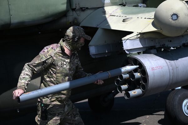 Los helicópteros Mi-8 utilizados por los equipos de fuego de apoyo, al igual que los helicópteros Ka-52, son capaces de atacar a las unidades ucranianas con cohetes. - Sputnik Mundo