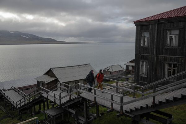 En la década de 1930 empezaron a aparecer asentamientos mineros soviéticos en la mayor isla del archipiélago.En la foto: edificios de la ciudad de Barentsburg, en la isla de Svalbard. - Sputnik Mundo