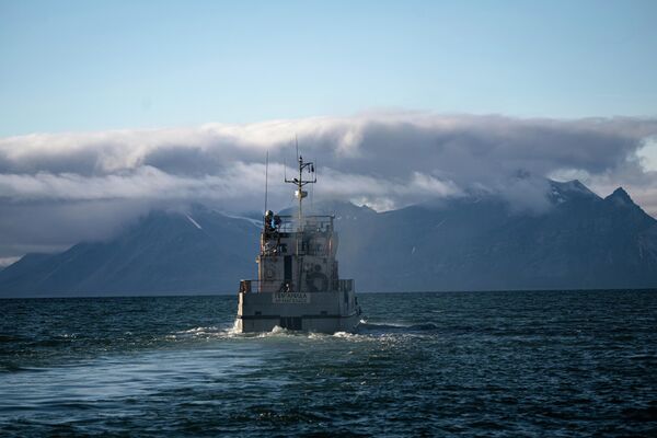 Un buque ruso frente a la isla de Svalbard. - Sputnik Mundo