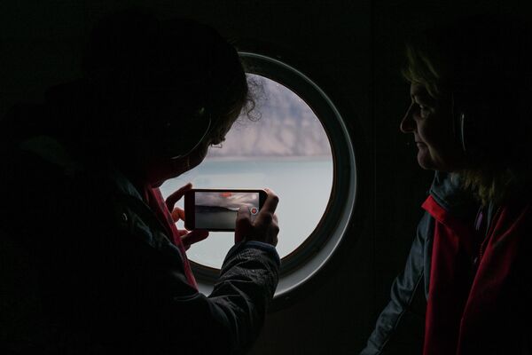 Periodistas filmando el archipiélago de Svalbard desde un helicóptero. - Sputnik Mundo