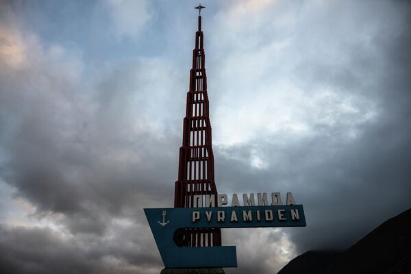 Monumento identificatorio en la ciudad de Pyramiden, en la isla de Svalbard. - Sputnik Mundo