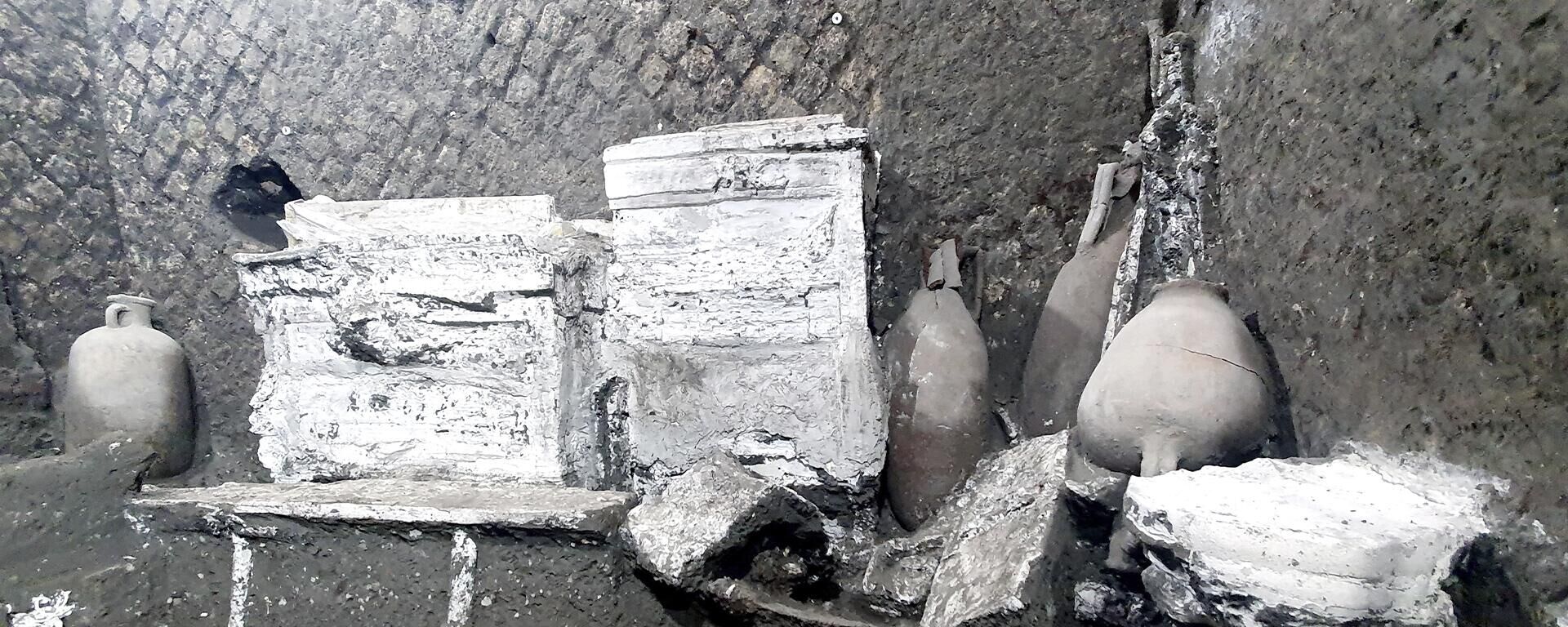 Las muebles de una habitación utilizada por los esclavos, encontrada en la ciudad romana de Civita Giuliana - Sputnik Mundo, 1920, 21.08.2023