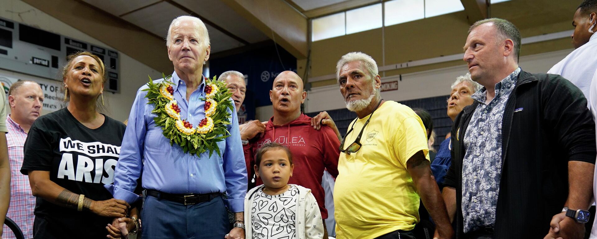 El presidente Joe Biden posa junto a un grupo de residentes de la isla de Mau afectados por los incendios en la isla hawaiana - Sputnik Mundo, 1920, 23.08.2023