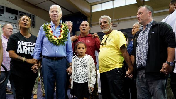 El presidente Joe Biden posa junto a un grupo de residentes de la isla de Mau afectados por los incendios en la isla hawaiana - Sputnik Mundo