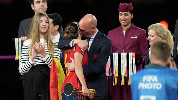 El presidente de la federación española de fútbol, Luis Rubiales, abraza a la española Aitana Bonmati en el podio tras la victoria de España en la final de la Copa del Mundo Femenina, el 20 de agosto de 2023 - Sputnik Mundo