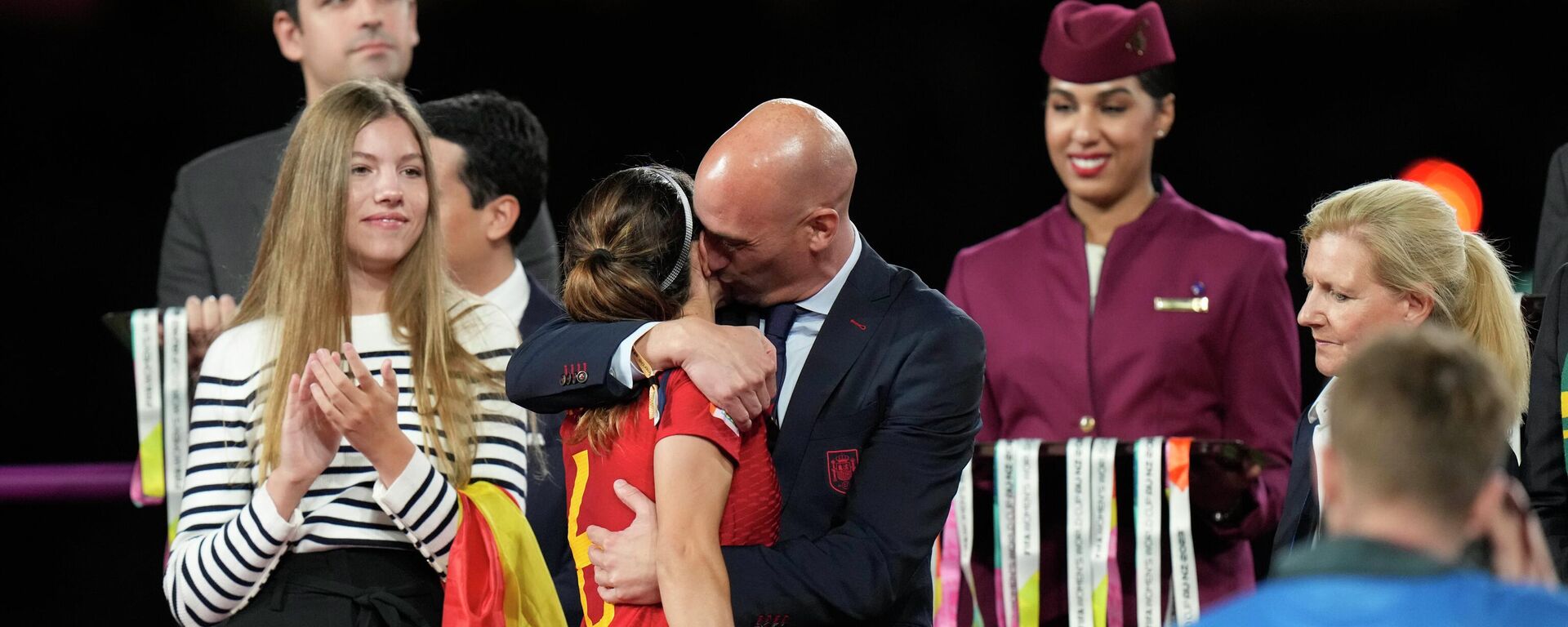 El presidente de la federación española de fútbol, Luis Rubiales, abraza a la española Aitana Bonmati en el podio tras la victoria de España en la final de la Copa del Mundo Femenina, el 20 de agosto de 2023 - Sputnik Mundo, 1920, 23.08.2023