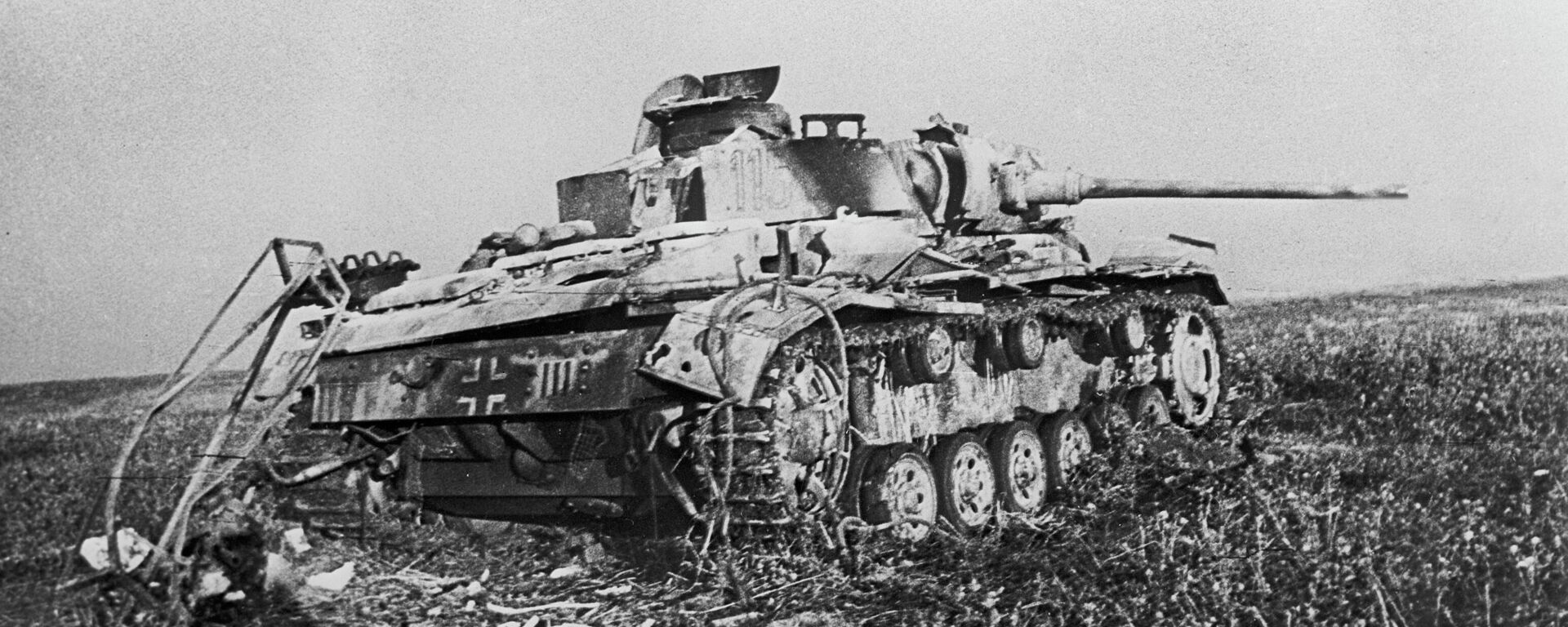 Un tanque nazi alcanzado cerca de la estación de Prokhorovka durante la batalla de Kursk en 1943 - Sputnik Mundo, 1920, 23.08.2023