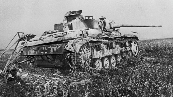 Un tanque nazi alcanzado cerca de la estación de Prokhorovka durante la batalla de Kursk en 1943 - Sputnik Mundo