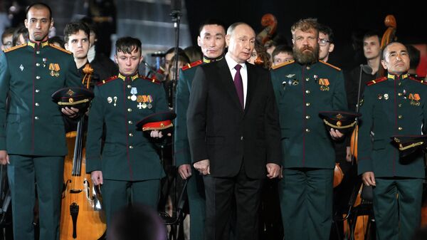 El presidente ruso Vladímir Putin participa en la celebración del 80 aniversario de la victoria en la batalla de Kursk - Sputnik Mundo