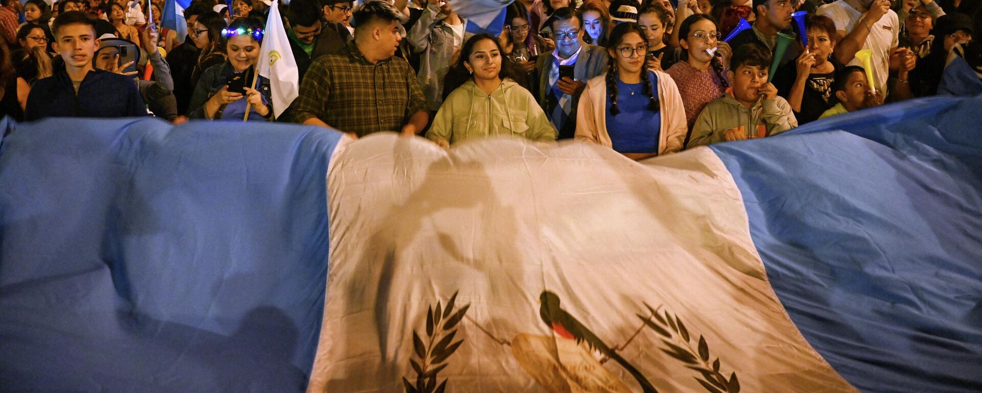 Simpatizantes del candidato presidencial guatemalteco por el partido Semilla, Bernardo Arévalo, celebran los resultados de la segunda vuelta de las elecciones presidenciales en Ciudad de Guatemala, el 20 de agosto de 2023. - Sputnik Mundo, 1920, 03.09.2023