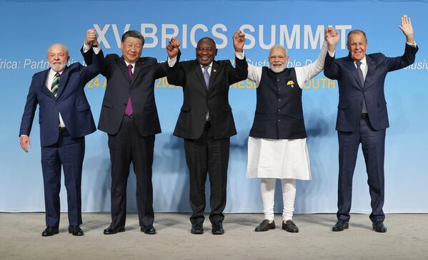 Del 22 al 24 de agosto se celebró en la ciudad sudafricana de Johannesburgo la XV cumbre de los BRICS. Como resultado, seis nuevos miembros pasarán a formar parte de la organización a partir del 1 de enero de 2024: Egipto, Etiopía, Argentina, Irán, Emiratos Árabes Unidos y Arabia Saudita. - Sputnik Mundo