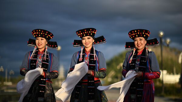 Девушки в национальных костюмах в посёлке Турка в Прибайкальском районе Бурятии - Sputnik Mundo
