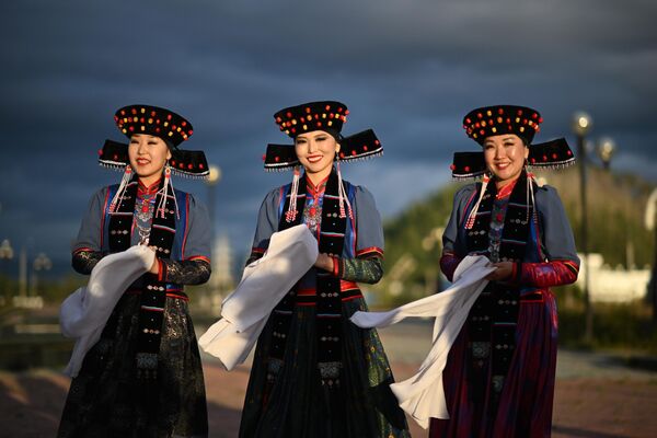Los buriatos autóctonos son un pueblo de habla mongola, que se formó hace varios siglos en la región del lago Baikal. Los antepasados de los buriatos modernos empezaron a poblar estas tierras ya en el siglo VI.En la foto: jóvenes buriatas con trajes nacionales en la aldea de Turka. - Sputnik Mundo
