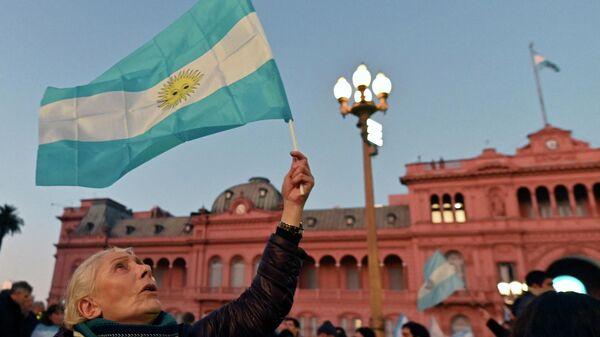 Una mujer ondea la bandera de Argentina, en Buenos Aires, el 9 de julio de 2022 - Sputnik Mundo