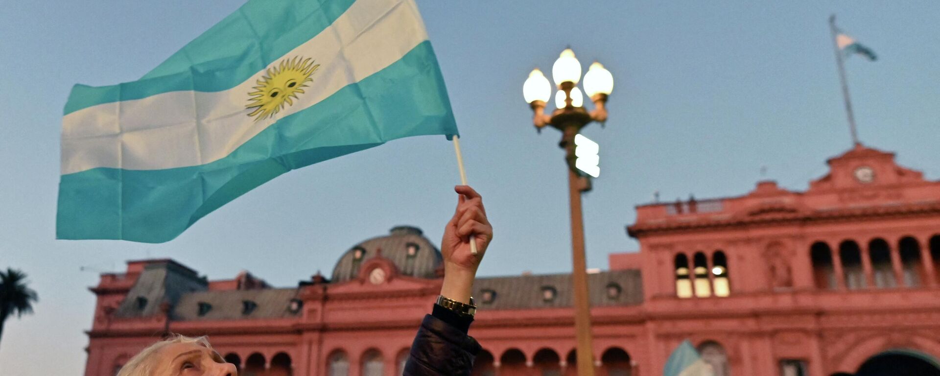 Una mujer ondea la bandera de Argentina, en Buenos Aires, el 9 de julio de 2022 - Sputnik Mundo, 1920, 27.01.2024