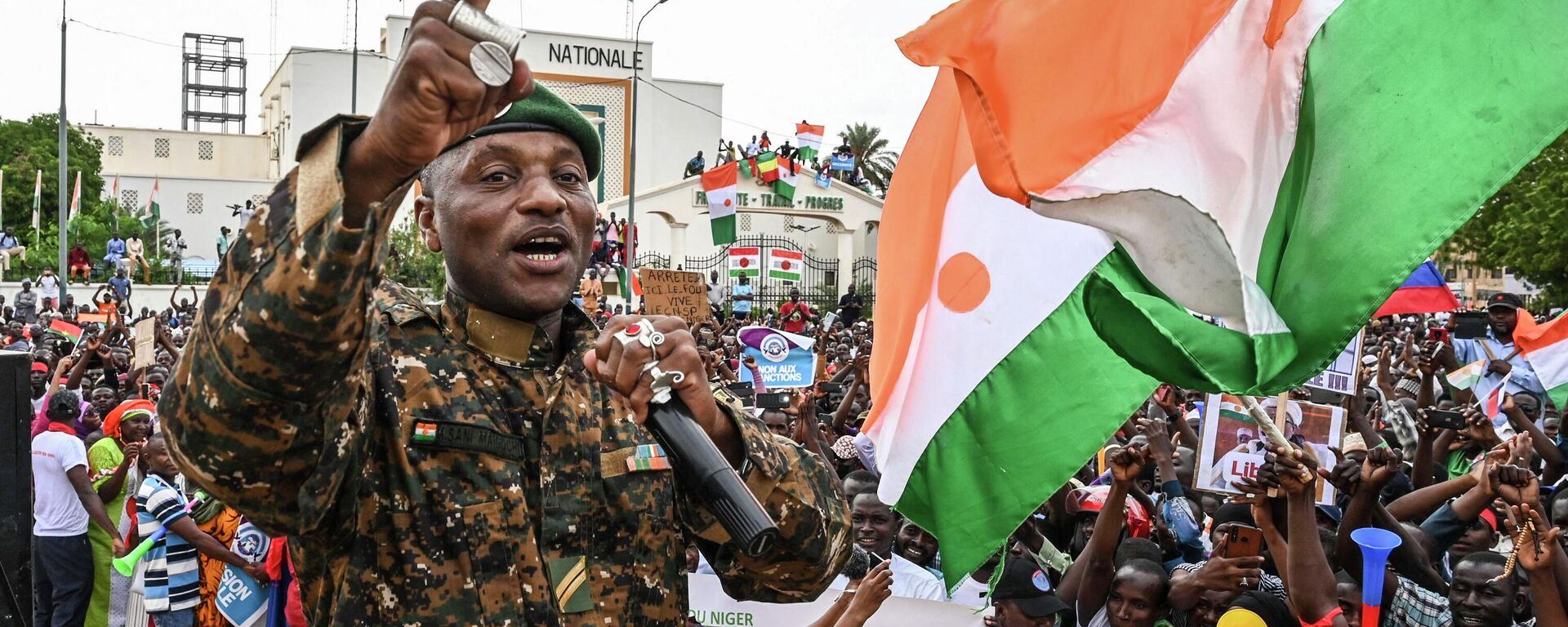 La sargento del Ejército de Níger, Maman Sani Maigochi, da discurso mientras los partidarios del Consejo Nacional de Salvaguarda de la Patria (CNSP) de Níger se reúnen en la Place de la Concertation en Niamey el 20 de agosto de 2023.  - Sputnik Mundo, 1920, 25.08.2023