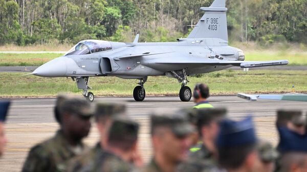 Caza Gripen F-39E de la Fuerza Aérea Brasileña en la base aérea de Anápolis, Brasil. - Sputnik Mundo